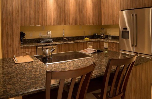 Cotton Ground House | Minutes Away from Nisbet Beach! 3 Bedroom Unit w/ Airport Shuttle & Free Parking