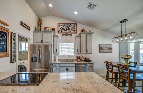 Township House | Minutes Away to DT Gilbert! Country Cottage Feel Home With Pool & Work Sation