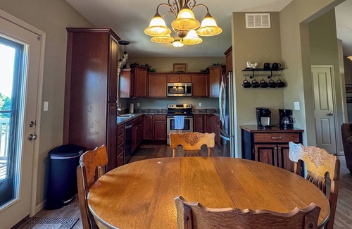 Jefferson City House | Minutes from Capital - Family Friendly Jeff City Retreat