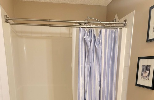 Leduc House | Minutes from Shopping & Dinning – 2bdrm Home