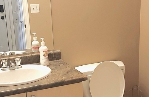 Leduc House | Minutes from Shopping & Dinning – 2bdrm Home