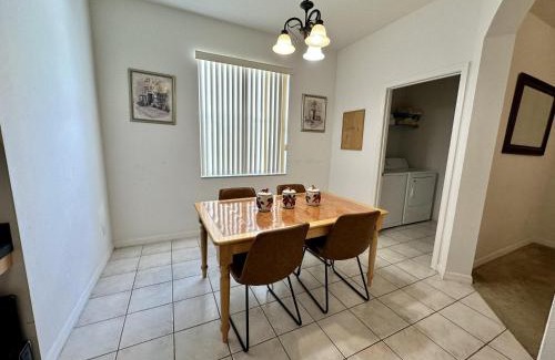 Calabay Parc House | Minutes From The Fun Pet Friendly