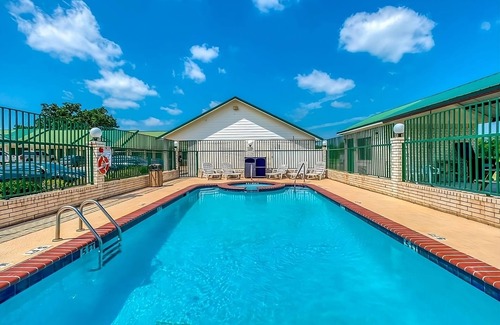 Sweet Home House | Minutes from Yoakum Heritage Museum! Parking, FREE Breakfast and Parking!