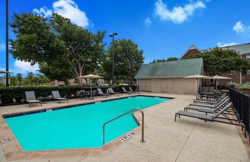 Richardson Hotel | Minutes to The Dallas Arboretum! Pool Access, BBQ & Sports Facilities, Parking!