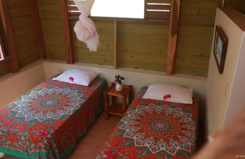 Robins Bay Villa | Minutes Walk to Private White Sand Beach, King size Bed for 2. Cozy Romantic