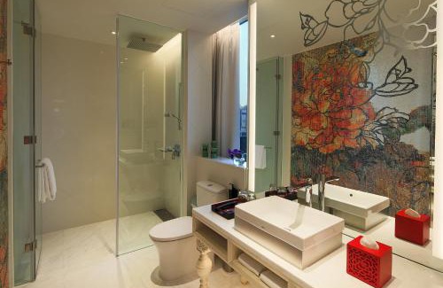 Bowrington Hotel | Mira Moon