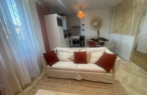 Corbeil-Essonnes Apartment | Mira - Sublime Apartment Close to Train Station