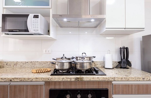 Miraflores Apartment | MIRAFLORES LUXE 2BR, POOL/AC/BALCONY