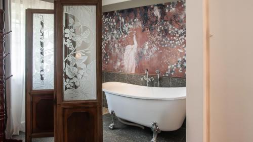 Bagong Lipunan Ng Crame House | MIRANAMIN NEST Elegant Home in MiraNila Heritage Compound, Pet Friendly, with Rooftop, Kitchens - Perfect for Reunions, Team Building