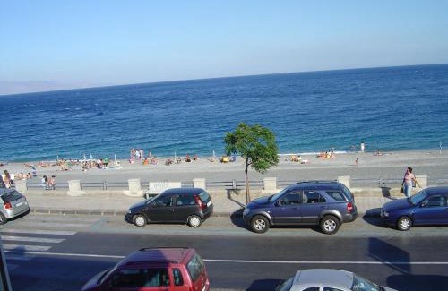 Roccalumera Apartment | Mirone Apartment FRONTE MARE beachfront house