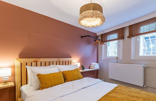 Ortakoy Apartment | Missafir House with Refreshing Garden in Besiktas