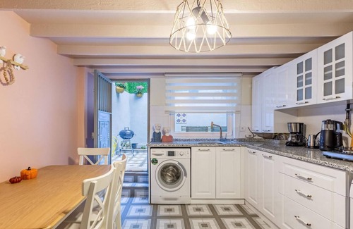 Ortakoy Apartment | Missafir House with Refreshing Garden in Besiktas