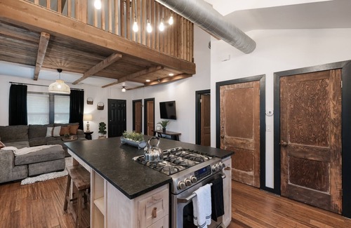 Midtown House | Mistletoe - Near Downtown, Nitelife, Pearl, R Walk