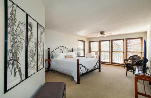 Ashley Oaks House | Misty Lake Hot Tub w Lake Access