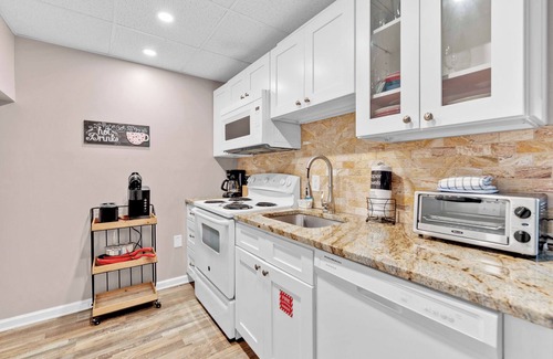 Gatlinburg Condo | Misty Mountain Condo – 2 BDR, Walk to Downtown! Indoor Pool and Hot Tub