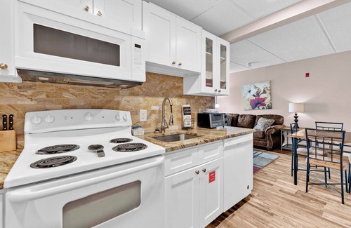 Gatlinburg Condo | Misty Mountain Condo – 2 BDR, Walk to Downtown! Indoor Pool and Hot Tub