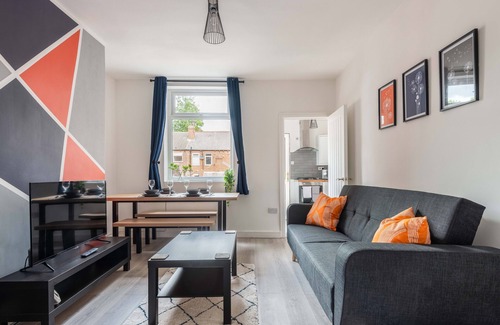Normanton Apartment | Modern apartment - 200 metres from M62