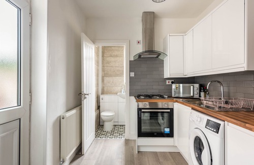 Normanton Apartment | Modern apartment - 200 metres from M62