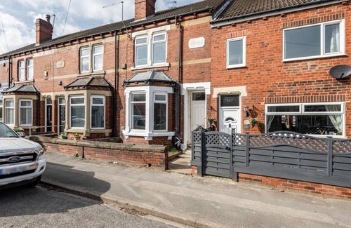 Normanton Apartment | Modern apartment - 200 metres from M62
