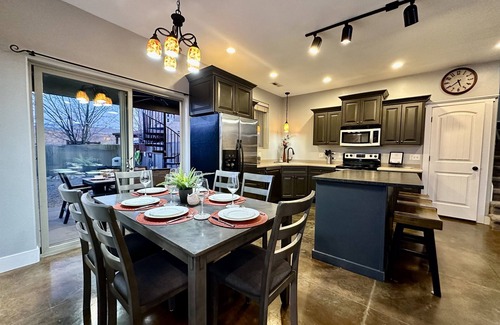 Moab South Valley House | Moab Desert Hideaway: 6-Bedroom Luxury Estate with Year-Round Pool & 2 Hot Tubs
