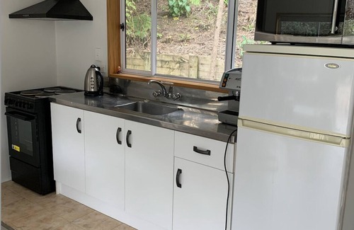Kawau Island Cottage | Moana Cove Lodge - cottage unit Kereru Cottage