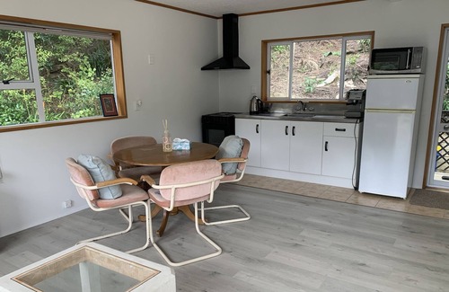 Kawau Island Cottage | Moana Cove Lodge - cottage unit Kereru Cottage