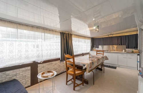 La Tremblade RV Rental | Mobile Home 'Mobil Home Willerby' with Shared Pool, Wi-Fi and Air Conditioning