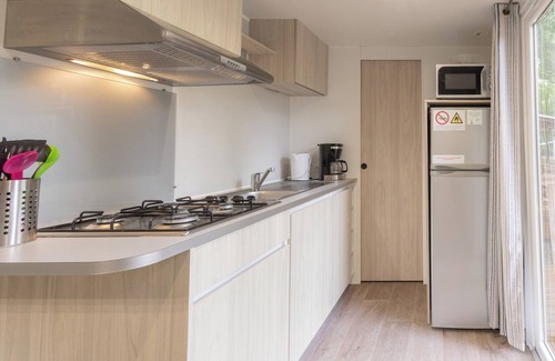 Lavilledieu House | Mobile Home 'Mobil-home B - 1-6 Pers' with Shared Pool, Private Terrace and Shared Garden