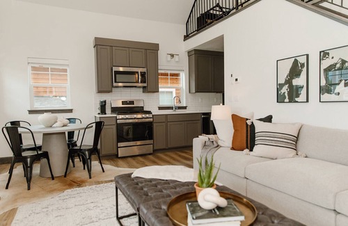 Dover Bay House | Mod lux bungalow, year round activities, lake living, ski Schweitzer