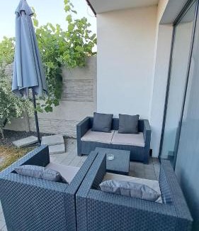 Slovensky Grob Apartment | Moderný 3 izbový dom so záhradou a terasou blízko Bratislavy