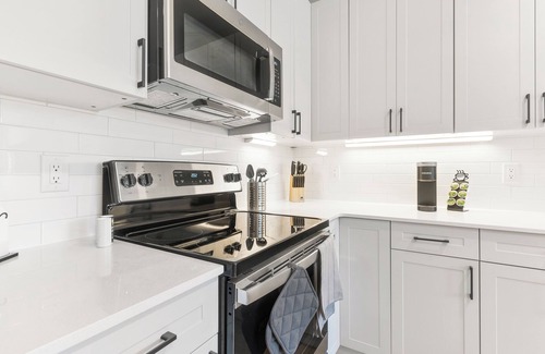 Northern Liberties Apartment | Modern 1-BD w/King Bed - Pier and Harbor Views! - Near Old Citynn