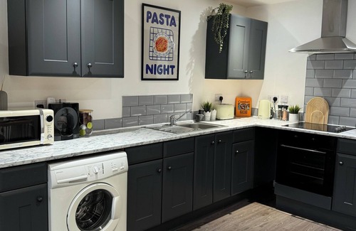 Birkenhead Apartment | Modern 1-Bed Apartment - Sleeps 4 & Central Links