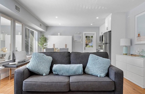 Hendricks and Venice Isles Apartment | Modern 1-bedroom apartment, Walk to Las Olas Blvd and Beach, Free parking