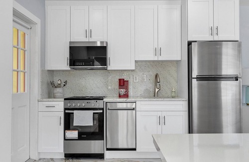 Hendricks and Venice Isles Apartment | Modern 1-bedroom apartment, Walk to Las Olas Blvd and Beach, Free parking