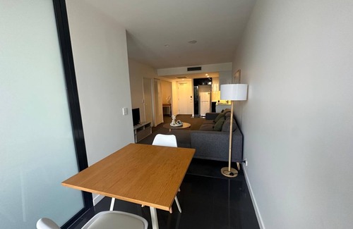 Toowong Apartment | Modern 1-Bedroom Apartment with Parking & Pool in Toowong
