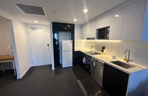 Toowong Apartment | Modern 1-Bedroom Apartment with Parking & Pool in Toowong