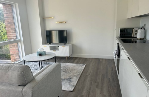 Whittington Apartment | Modern 1 Bedroom Apartment With Free Parking in Colindale