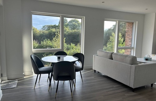 Whittington Apartment | Modern 1 Bedroom Apartment With Free Parking in Colindale