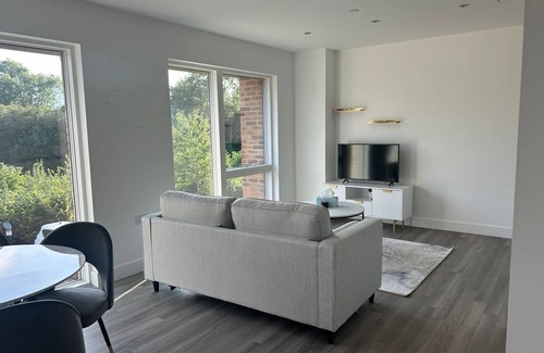 Whittington Apartment | Modern 1 Bedroom Apartment With Free Parking in Colindale