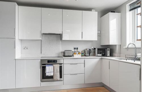 Hammersmith Broadway Apartment | Modern 1 bedroom Apartment with views on West London