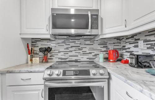 Cambridge Apartment | Modern 1 Bedroom + Den in Cambridge
