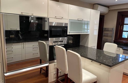 Bakırkoy House | Modern 1 Bedroom Garden Apartment in Center Easy Transportation w/ King Bed