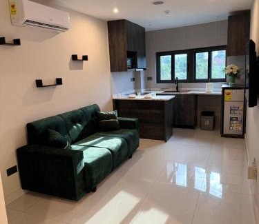 Accra Apartment | Modern 1 Bedroom Ground Floor Apartment with Serene Mountain Views, close to Aburi Walking Trail