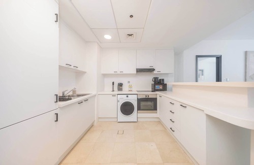 Bur Dubai Apartment | Modern 1 Bedroom in DIFC Sleeps 4 with Pool