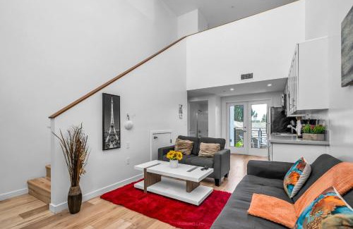 Wilshire Apartment | Modern 1-Bedroom Loft in Hollywood with Parking, WiFi & Hollywood Sign View