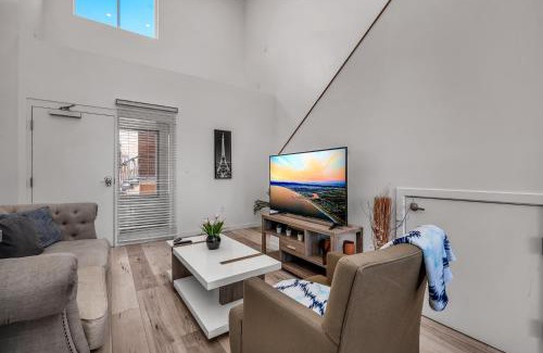 Wilshire Apartment | Modern 1-Bedroom Loft in Hollywood with Parking, WiFi & Hollywood Sign View