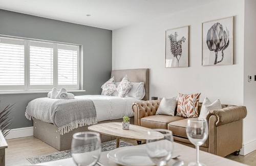 Runnymede Apartment | Modern 1 BR apt near town centre, perfect for long stays