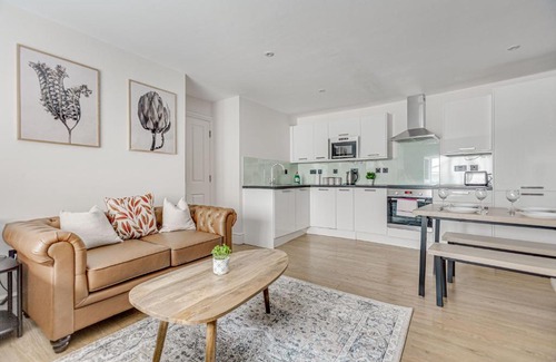 Runnymede Apartment | Modern 1 BR apt near town centre, perfect for long stays