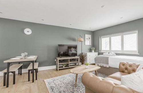 Runnymede Apartment | Modern 1 BR apt near town centre, perfect for long stays