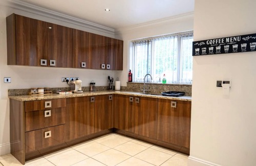 Marston Green House | Modern 10BR Retreat w/Wifi, Washer, Backyard and Sleeps 16+ near HS2, NEC & BHX
